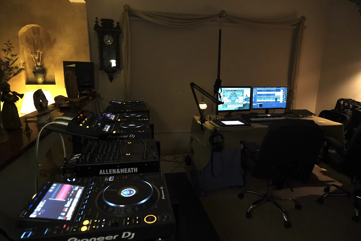 Learn more about Hybrid Studio and Live Sessions